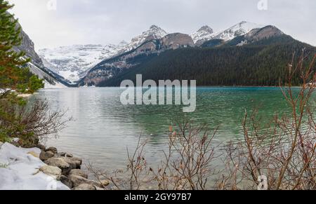 Frühe Winteransicht des St. Piran Mountain in Lake Louise im Banff National Park, Alberta, Kanada Stockfoto