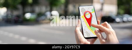 Standortbasiertes Marketing und GPS-Kartensuche auf dem Telefon Stockfoto