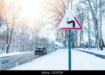 Winter Fahren - Vorsicht Schnee - kurvige schneebedeckte Landstraße Stockfoto