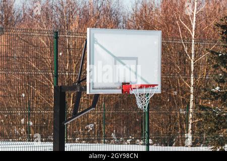 Outdoor Basketballkorb mit Netz, bedeckt mit Reif Stockfoto