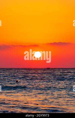 Regenbogenfarben des schönsten Sonnenuntergangs am Strand von Ialysos auf der griechischen Insel Rhodos. Stockfoto