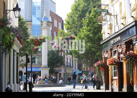 Die Sundial Pillar im Herzen des historischen Einkaufsviertels Seven Dials, von Short's Gardens aus gesehen, im Zentrum von London, Großbritannien Stockfoto