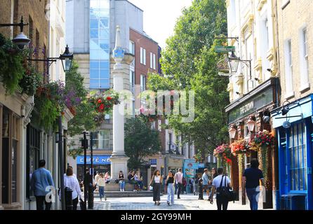 Die Sundial Pillar im Herzen des historischen Einkaufsviertels Seven Dials, von Short's Gardens aus gesehen, im Zentrum von London, Großbritannien Stockfoto