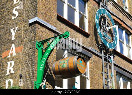 Eintritt zum trendigen Neal's Yard in Short's Gardens im historischen Einkaufs- und Restaurantviertel Seven Dials im Zentrum von London, Großbritannien Stockfoto