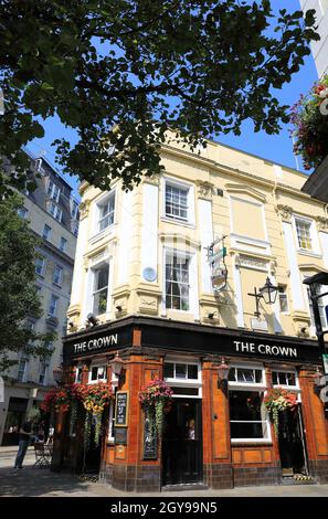 Das Heritage Pub The Crown, in Short's Gardens, im historischen Einkaufs- und Restaurantviertel Seven Dials im Zentrum von London, Großbritannien Stockfoto