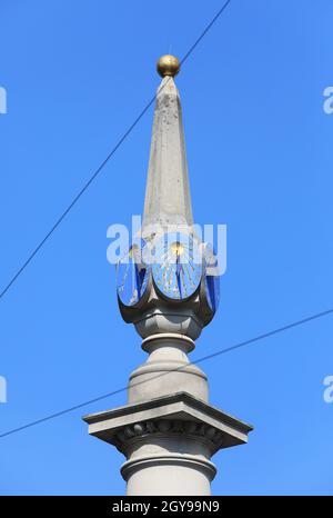 The Sundial Pillar, Rekonstruktion des Originals, im Herzen des historischen Einkaufsviertels Seven Dials im Zentrum von London, Großbritannien Stockfoto