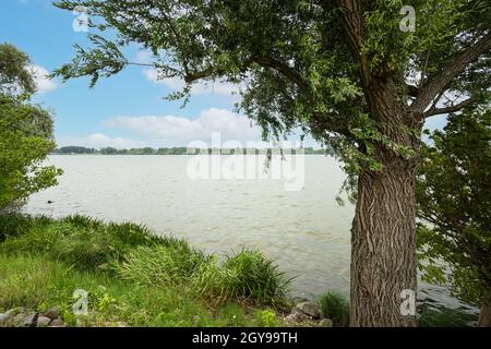 Mantua, Italien. 13. Juli 2021. Der Blick vom Marani Park in der Innenstadt auf den unteren See am Mincio Stockfoto