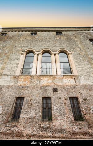 Mantua, Italien. 13. Juli 2021. Die Fenster des Schlosses von San Giorgio im Stadtzentrum Stockfoto