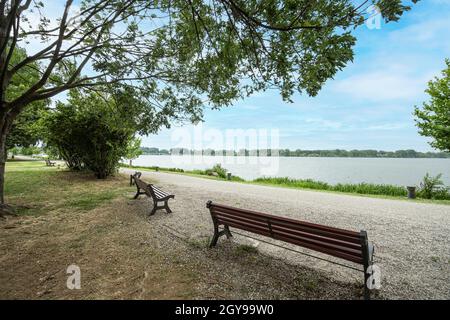 Mantua, Italien. 13. Juli 2021. Der Blick vom Marani Park in der Innenstadt auf den unteren See am Mincio Stockfoto