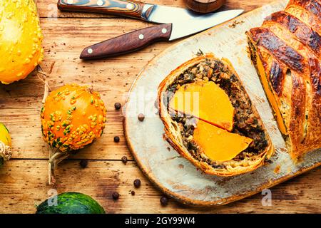 Brötchen gefüllt mit Kürbis und Pilzen. Kürbis in einem Brotlaib gebacken. Stockfoto