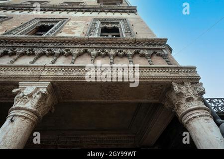 Mantua, Italien. 13. Juli 2021. Blick auf das alte Kaufmannshaus im Stadtzentrum Stockfoto