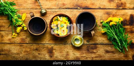 Heilender Blumentee. Teekannen mit Chrysantheme Blumen Tee. Kräutermedizin. Kräutertee. Stockfoto