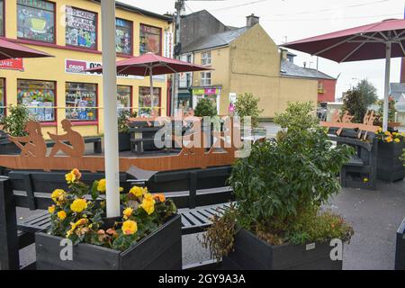 Skibbereen, West Cork, Irland. Oktober 2021. Skibbereen ist gefüllt mit Objekten von Skibbereen Ruderverein Symbole. Kredit: Karlis Dzjamko/Alamy Live Nachrichten Stockfoto