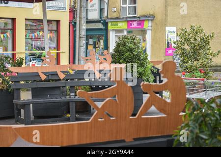 Skibbereen, West Cork, Irland. Oktober 2021. Skibbereen ist gefüllt mit Objekten von Skibbereen Ruderverein Symbole. Kredit: Karlis Dzjamko/Alamy Live Nachrichten Stockfoto