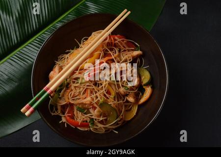 Japchae, koreanische Glasnudel-Rührbraten. Funchoza-Salat. Glasnudelsalat mit frischem Gemüse: Karotte, Paprika, Gurke, mit Sesam, CO Stockfoto