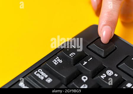 Hände zeigen Drücken von Computertastaturtasten, die neue Ideen schreiben. Stockfoto