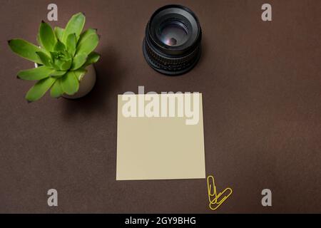 Büropapier Mit Mehreren Verschiedenen Designs Über Dem Tisch Stockfoto