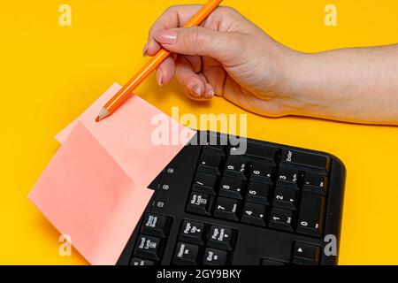 Hände zeigen Drücken von Computertastaturtasten, die neue Ideen schreiben. Stockfoto