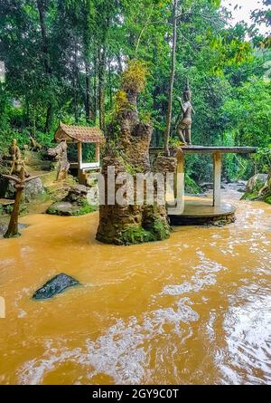 Buddha-Statuen im Tar Nim Wasserfall & Secret Magic Garden auf Koh Samui in Surat Thani Thailand. Stockfoto