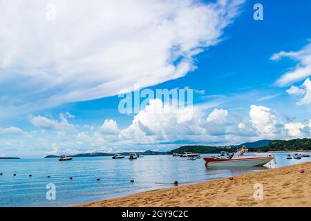 Bo Phut Strand mit Booten auf Koh Samui Insel Surat Thani in Thailand. Stockfoto