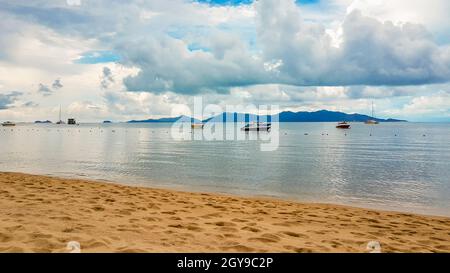 Bo Phut Strand mit Booten auf Koh Samui Insel mit Blick auf Koh Pha-ngan, in Thailand. Stockfoto