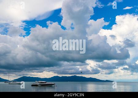 Bo Phut Strand auf Koh Samui Insel mit Blick auf Koh Pha-ngan, in Thailand. Stockfoto