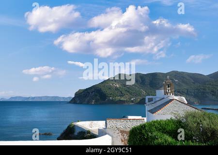 Traditionelle weiße Kirche im byzantinischen Stil, Insel Skopelos, Griechenland. Touristenattraktion Stockfoto