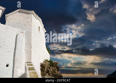 Traditionelle weiße Kirche im byzantinischen Stil, Insel Skopelos, Griechenland. Touristenattraktion Stockfoto