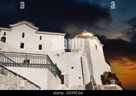 Traditionelle weiße Kirche im byzantinischen Stil, Insel Skopelos, Griechenland. Touristenattraktion Stockfoto