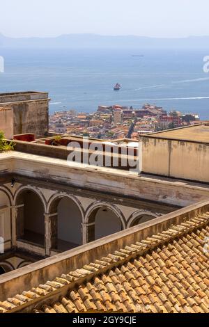 Neapel, Italien - 27. Juni 2021: Blick auf die Stadt und die Certosa di San Martino vom Castel Sant'Elmo aus. Stockfoto