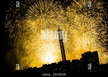 Skyline von Yokohama und Feuerwerk (Minato Mirai Smart Festival). Drehort: Yokohama-Stadt kanagawa Präfektur Stockfoto