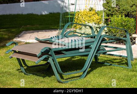 Zwei Liegen im Garten vor der Terrasse Stockfoto