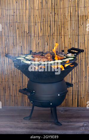 Mariniertes Huhn mit Kartoffeln auf einem Gartengrill Stockfoto