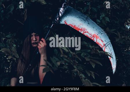 Porträt der Frau Geist Horror sie haben Sense auf der Hand, halloween-Tag-Konzept Stockfoto