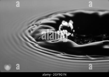 Sinkender Pool aus schwarzem Wasser mit weißem Licht Stockfoto