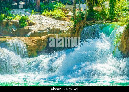 Die schönsten Wasserfälle der Welt sind der türkisfarbene Kuang Si Wasserfall in Luang Prabang Laos. Stockfoto