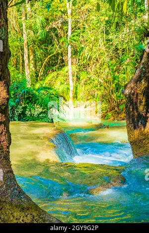 Die schönsten Wasserfälle der Welt sind der türkisfarbene Kuang Si Wasserfall in Luang Prabang Laos. Stockfoto