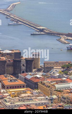 Neapel, Italien - 27. Juni 2021: Luftaufnahme der Hafenküste mit dem mittelalterlichen Castel Nuovo Stockfoto