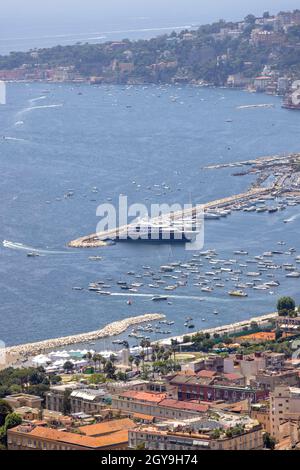 Neapel, Italien - 27. Juni 2021: Luftaufnahme des Boulevards und Hafens am Tyrrhenischen Meer im Chiaia-Viertel am Golf von Neapel. Chiaia ist ein Affl Stockfoto