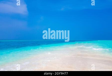 Farbverlauf auf den Sandbankinseln Madivaru und Finolhu im Rasdhoo Atoll Malediven. Stockfoto