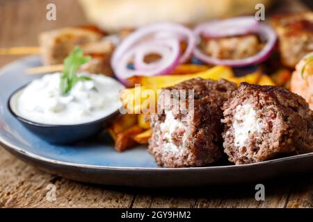 griechisches Bifteki-Fleisch mit pommes frites Stockfoto