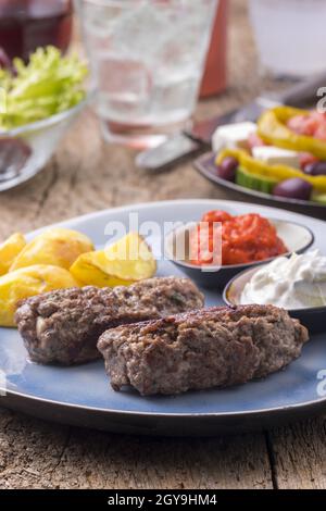 griechische Feta gefüllt Bifteki und Pommes Stockfoto