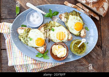 Pesto-Eier, Eier, in Basilikum-Pesto gebraten, sonnige Seite nach oben Stockfoto