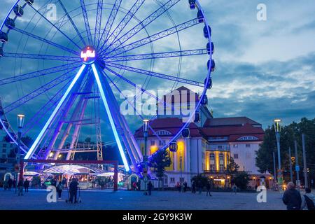 Dresden: Platz Postplatz, Riesenrad, Theater Schauspielhaus in Sachsen, Sachsen, Deutschland Stockfoto