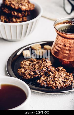 Banana Haferflocken Cookies mit Schokoladenaufstrich mit türkischem Kaffee auf Metallablage Stockfoto