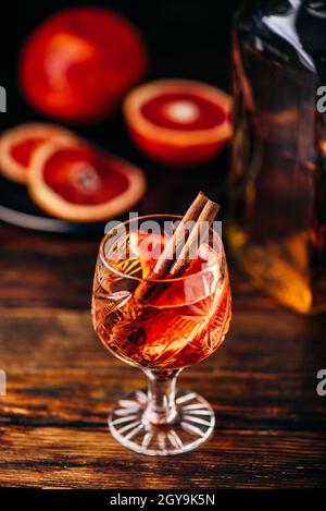 Whiskey Sour Cocktail mit alten Bourbon, Blut Orangensaft und Kirsche Sirup Stockfoto