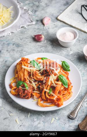 Pasta mit Mini-Fleischbällchen, Tomatensauce und Parmesankäse Stockfoto