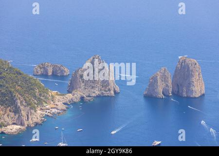 Faraglioni, eine attraktive, von Wellen erodierte Küstenfelsenformation, liegt vor der Küste der Insel Capri im Golf von Neapel, Capri, Italien Stockfoto