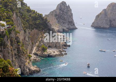 Faraglioni, eine attraktive, von Wellen erodierte Küstenfelsenformation, liegt vor der Küste der Insel Capri im Golf von Neapel, Capri, Italien Stockfoto