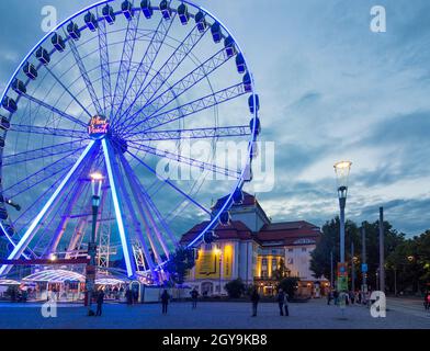 Dresden: Platz Postplatz, Riesenrad, Theater Schauspielhaus in Sachsen, Sachsen, Deutschland Stockfoto